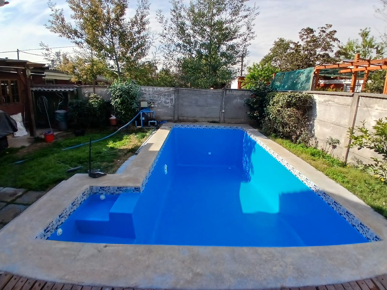 Piscina revestida con fibra de vidrio acabado azul