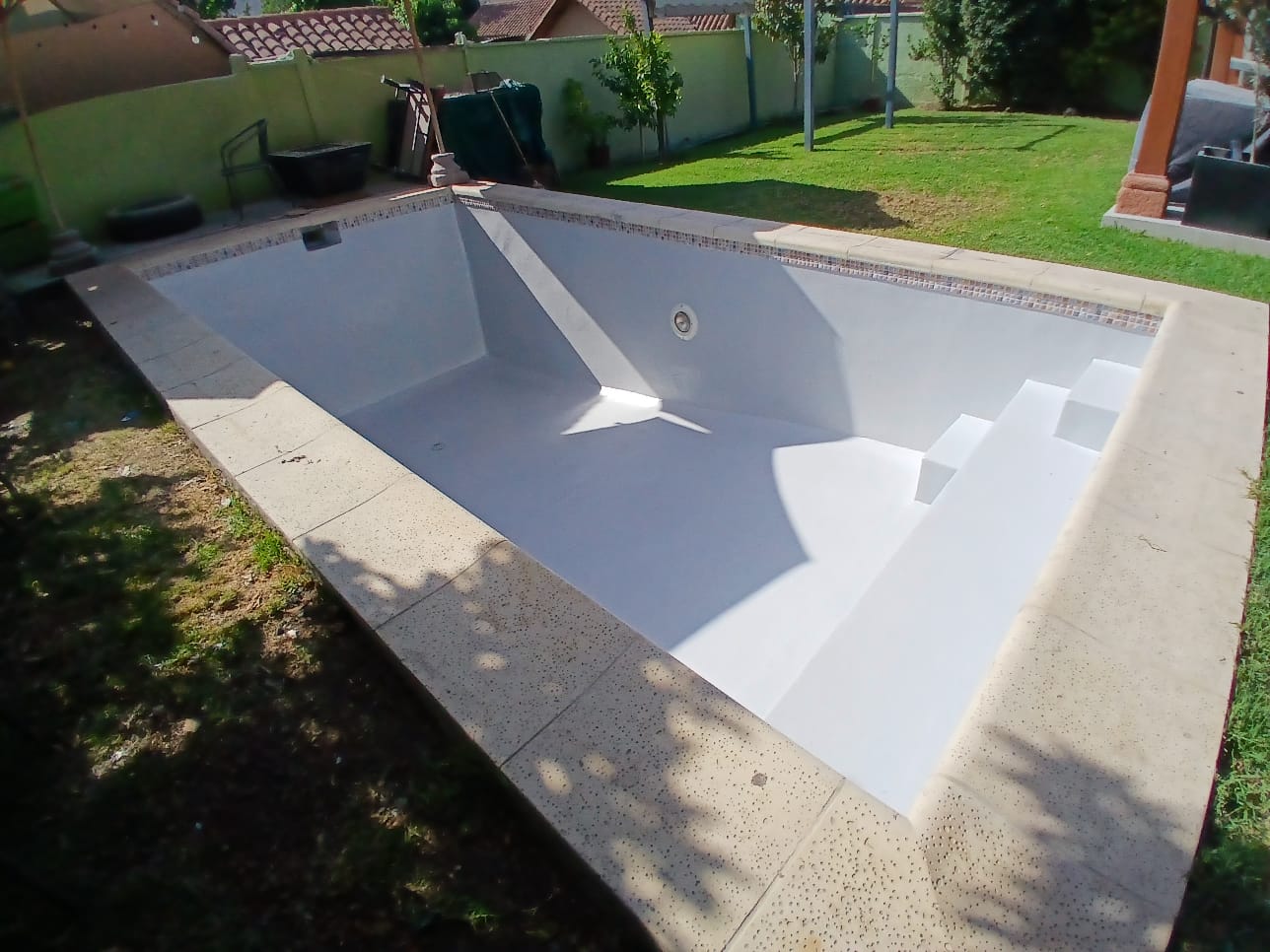 Piscina con diseño curvo revestida en fibra de vidrio