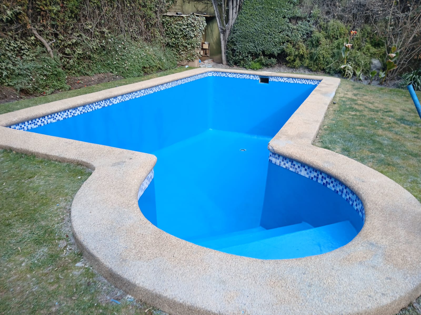 Piscina rectangular revestida con fibra de vidrio